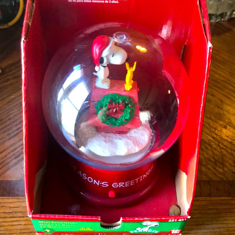 Peanuts”Snoopy and Woodstock” musical snow globe